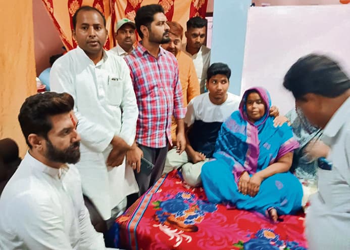 शहीद मो इम्तियाज के परिजनों से मिले केंद्रीय मंत्री चिराग पासवान