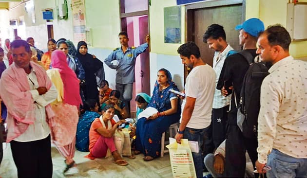 ओपडी में मरीजों ने किया हंगामा, खिड़की को किया क्षतिग्रस्त