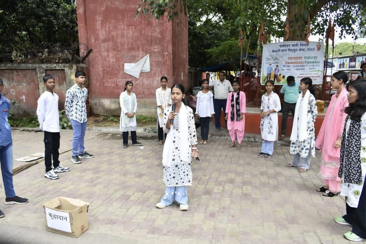 Bokaro News : नुक्कड़ नाटक के माध्यम से बताया स्वच्छता का महत्व