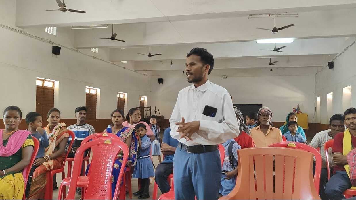 Chaibasa News : संत टेरेसा स्कूल प्रबंधन पर लगे आरोपों की आरइओ ने जांच की