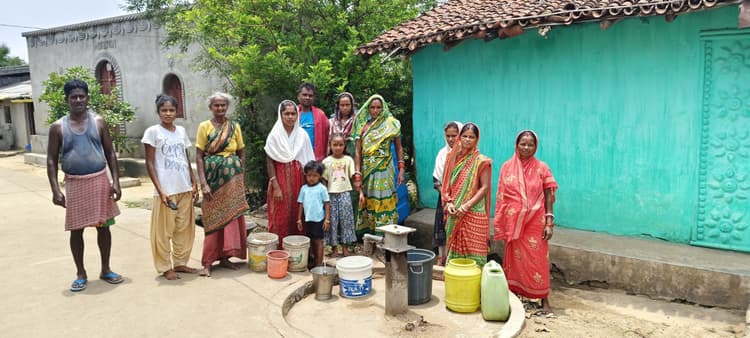 Seraikela Kharsawan News : तेज हवा से टूट कर पेड़ की डाली जलमीनार पर गिरी, धराशायी