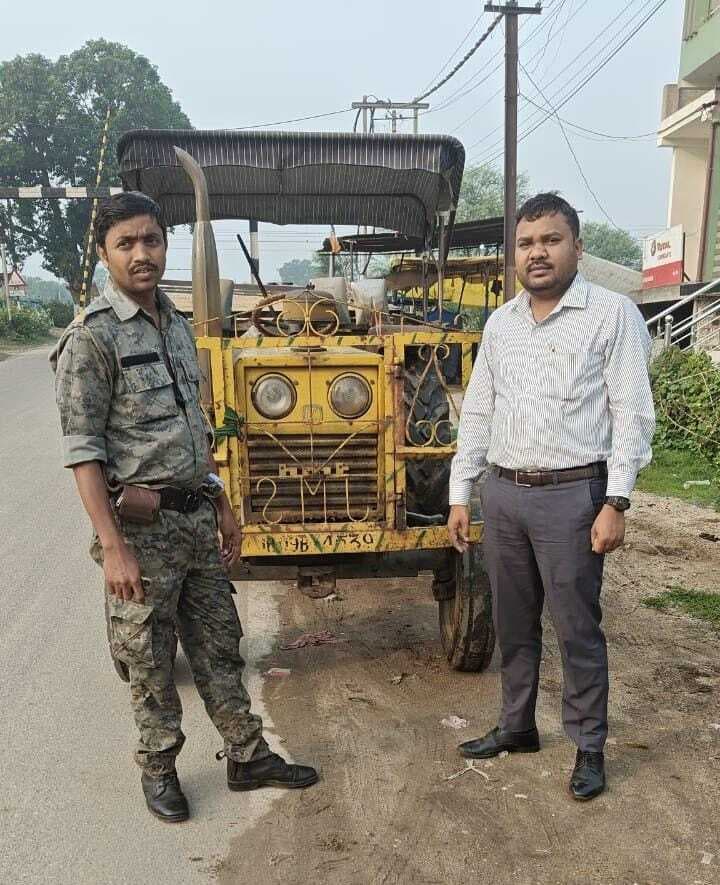 Bokaro News : अवैध बालू लदा ट्रैक्टर जब्त
