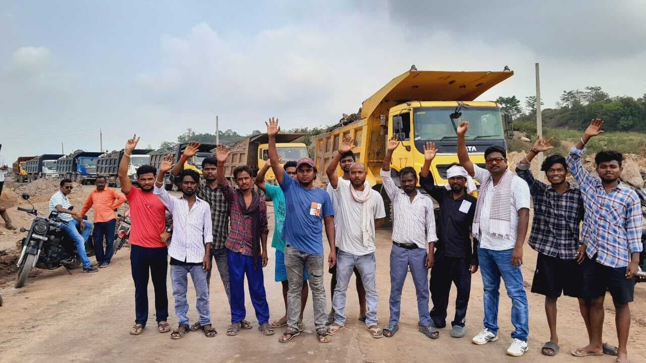 मांगों को लेकर विस्थापितों ने घंटेभर ओबी ढुलाई काम किया बाधित