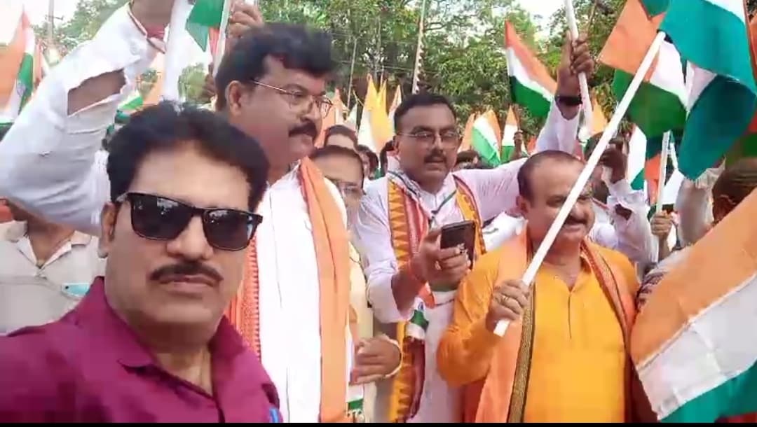 West Singhbhum News : तिरंगा यात्रा में देशभक्ति नारों से गूंजा शहर