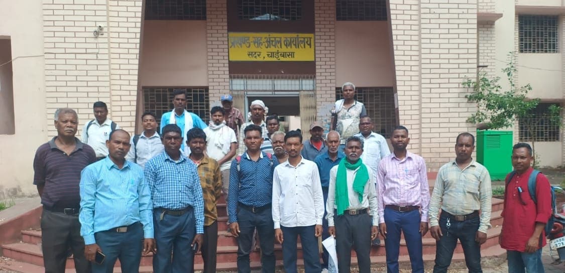 Chaibasa News : 14 गांवों के मानकी-मुंडा को बुलाकर खुद नहीं पहुंचे सीओ, सभी बैरंग लौटे