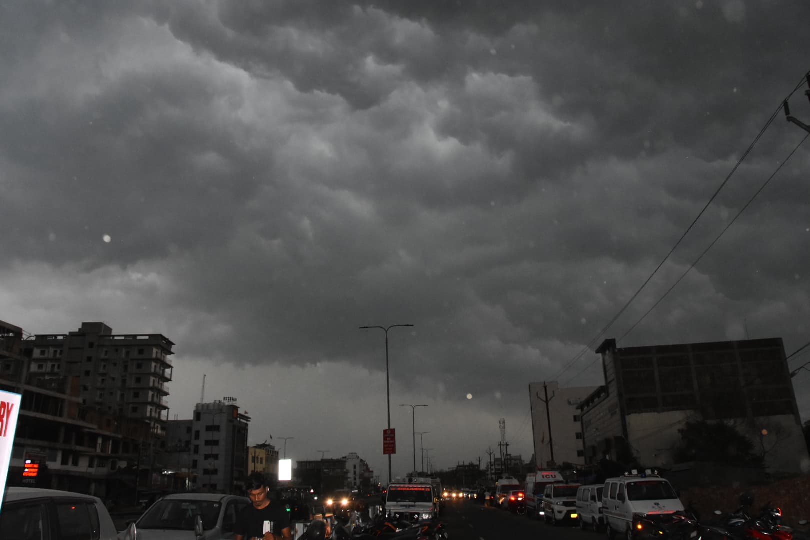 Dhanbad News: दिन भर उमस, शाम को झमाझम बारिश से राहत