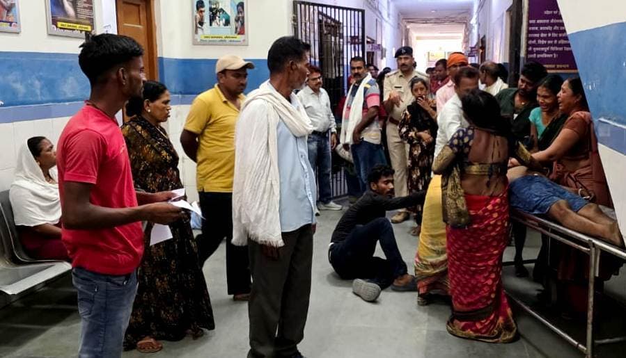 खड़गपुर गांव में पेड़ पर चढ़कर आम तोड़ने के दौरान गिरा युवक, मौत