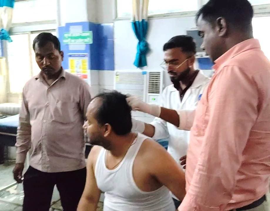 मलबे की चपेट में आने से जिला योजना पदाधिकारी घायल