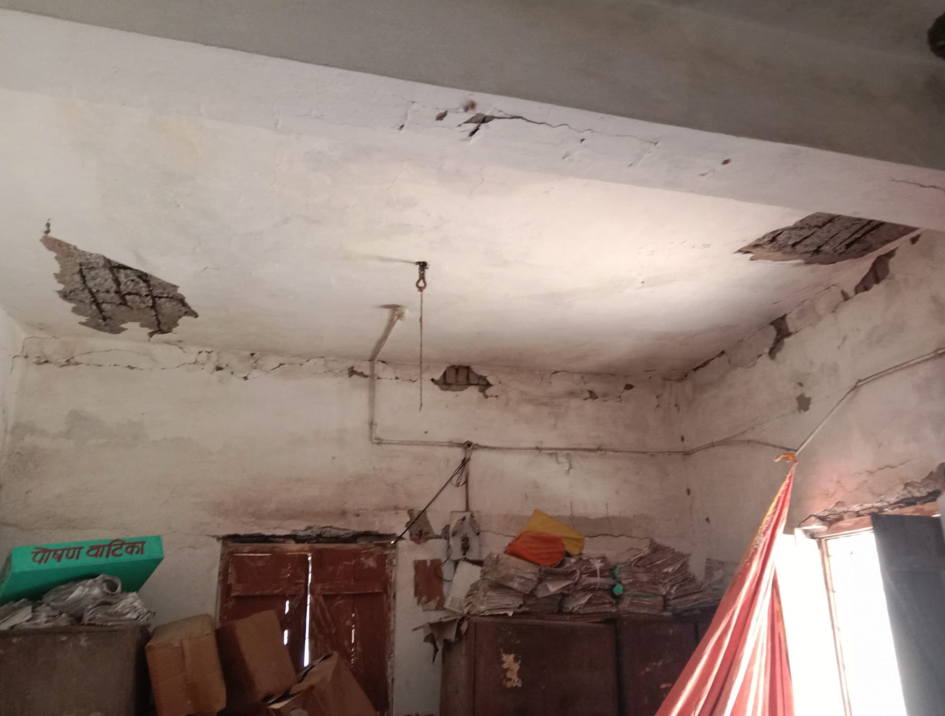 42 वर्ष की अवस्था में जर्जर हो गया सीडीपीओ कार्यालय, टूट कर गिर रहा प्लास्टर