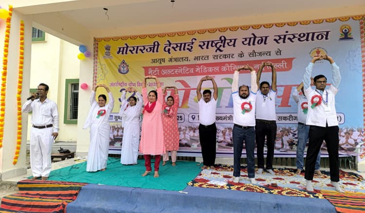 मुख्यमंत्री उत्कृष्ट विद्यालय सकरीगली में हुआ योग उत्सव