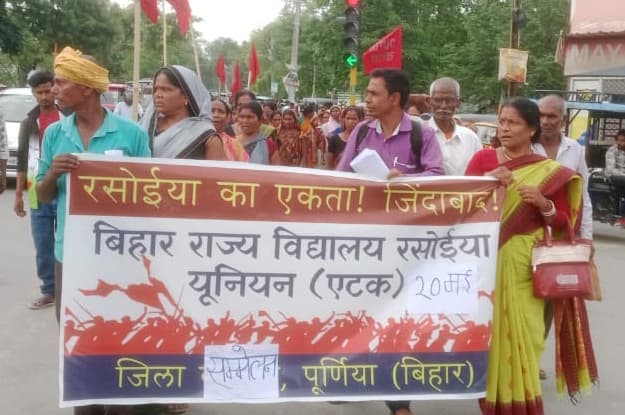 रसोइयों को मिले सरकारी कर्मी का दर्जा, 10 हजार हो मानदेय