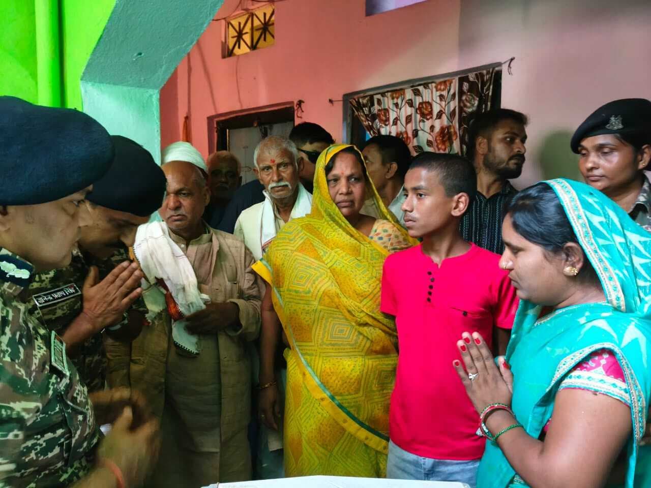 शहीद के परिजनों के साथ मजबूती से खड़ा है पूरा देश