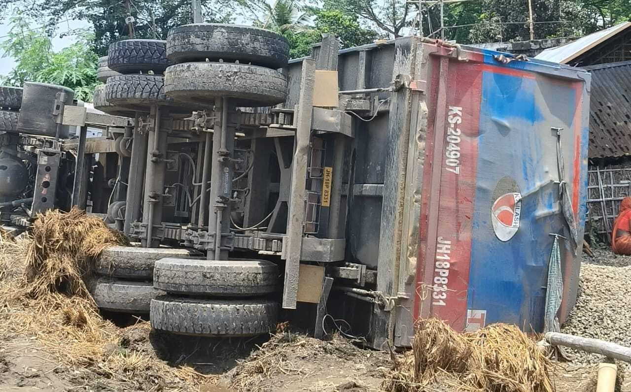 हाइवा पलटने छह मवेशियों की हुई मौत