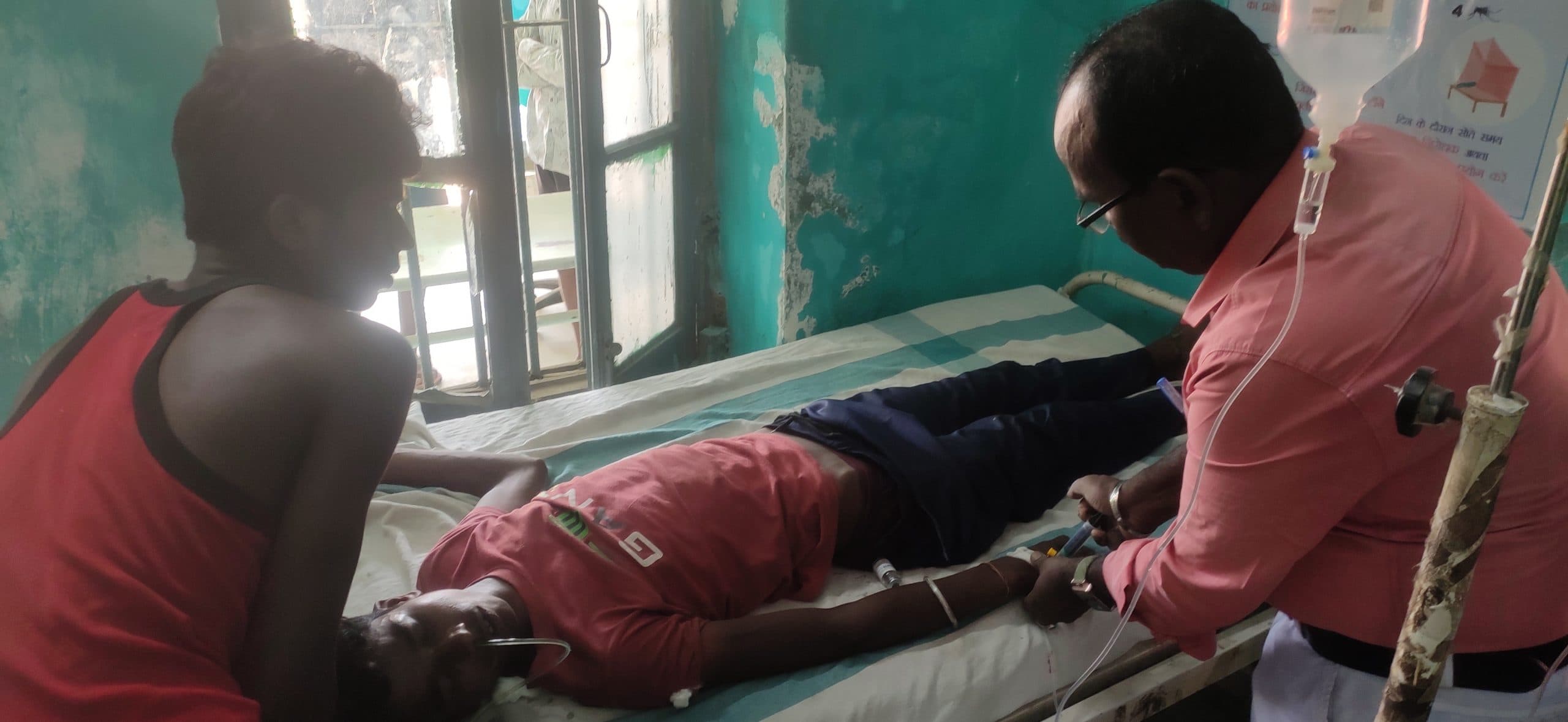 शराब पीने पर पिता ने मारा थप्पड़ तो बेटे ने खा लिया जहर, हालत गंभीर