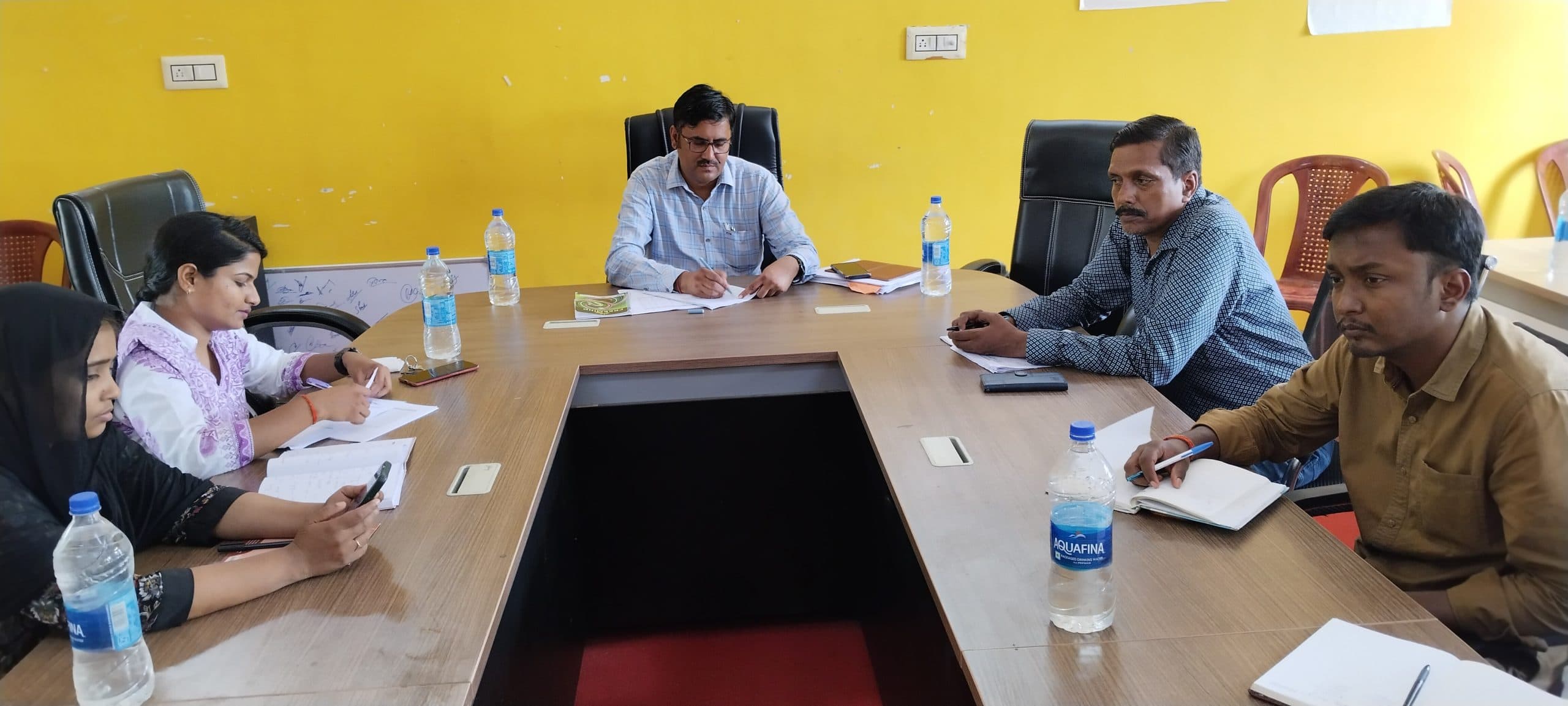 आवास व मनरेगा में शिथिलता बरतने वाले कर्मियों को बीडीओ ने लगायी फटकार