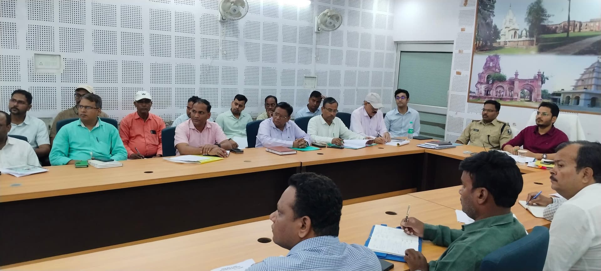 Madhubani News : डीएम ने बाढ़ पूर्व तैयारी के लिए अधिकारियों के साथ की बैठक