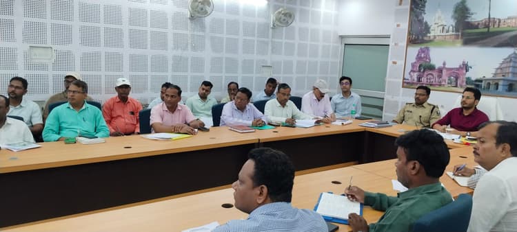 Madhubani News : डीएम ने बाढ़ पूर्व तैयारी के लिए अधिकारियों के साथ की बैठक
