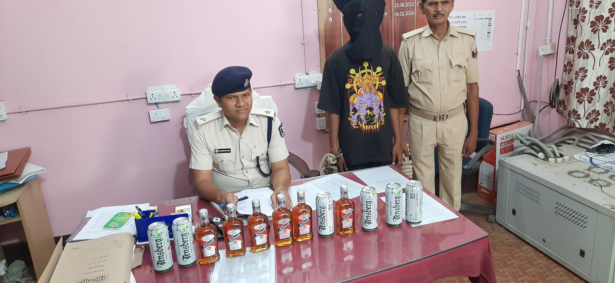 Madhubani News : कार पर सत्तर लीटर लदी शराब के साथ तस्कर गिरफ्तार