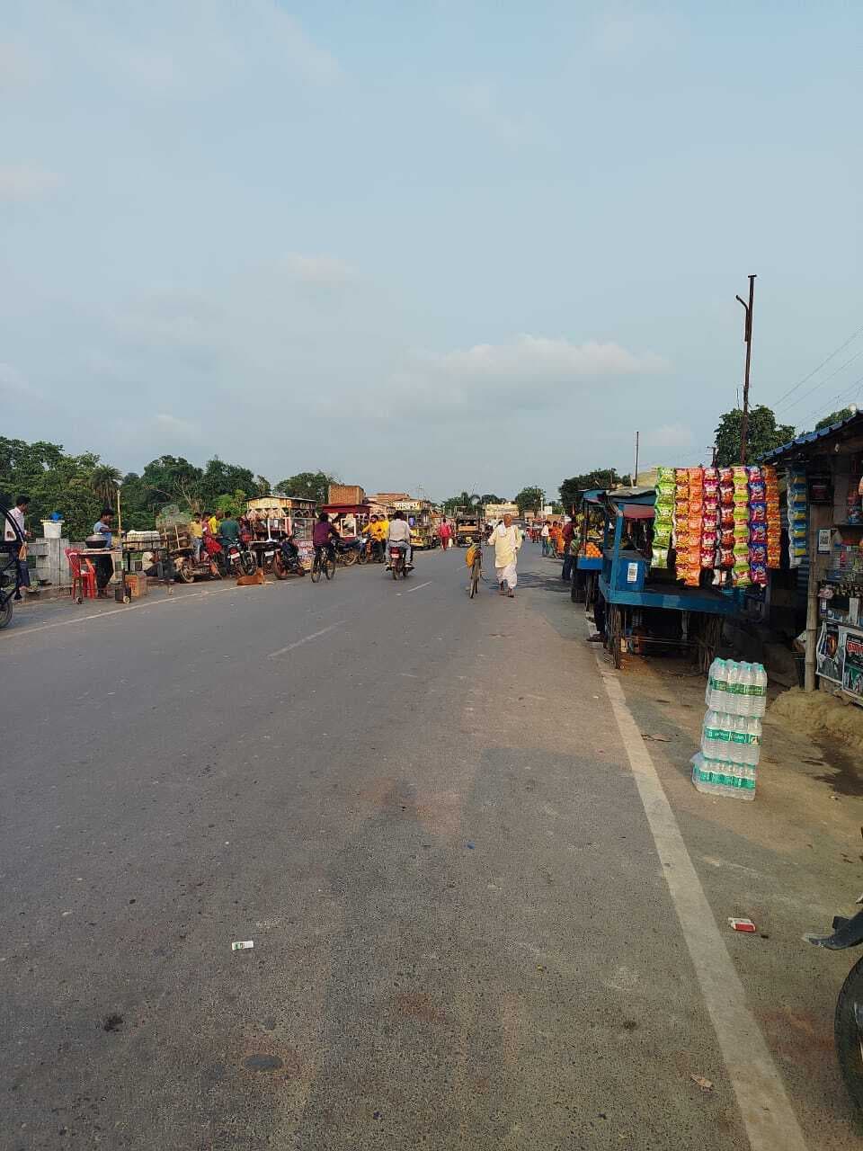 Madhubani News : रामपट्टी में पुल पर सजती है सब्जी व नाश्ते की दुकानें, आवाजाही में परेशानी