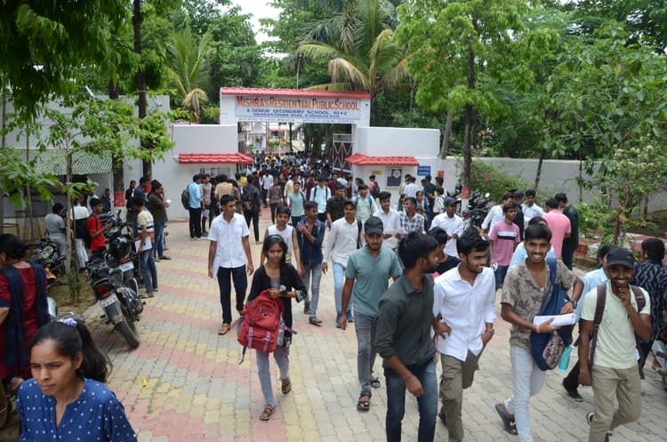 Deoghar news : 11वीं की परीक्षा में पहले दिन 254 रहे अनुपस्थित, दोनों पालियों में 12 हजार 887 परीक्षार्थी हुए शामिल