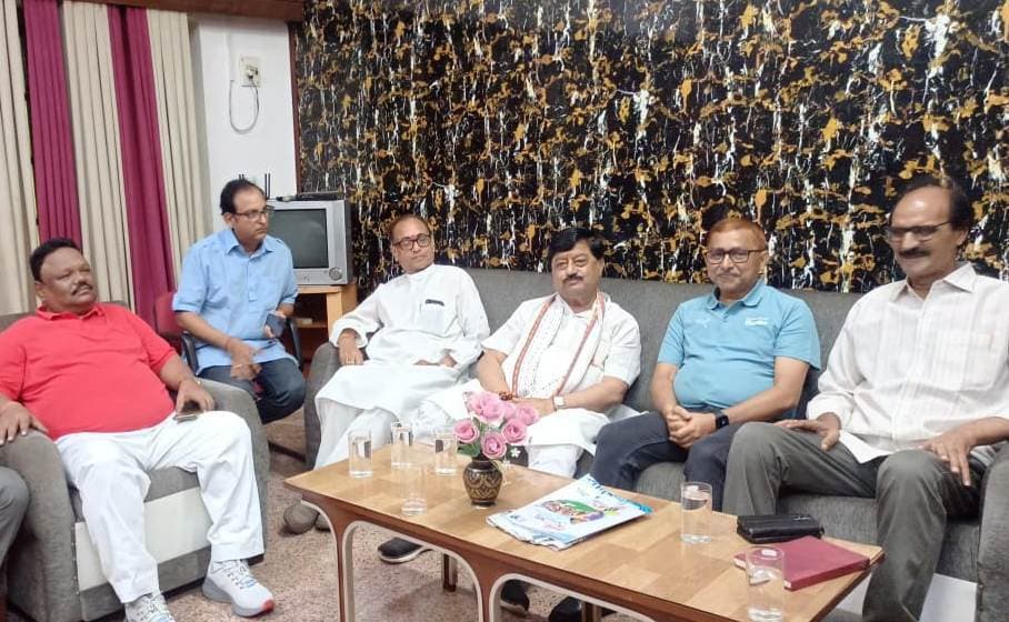 Bokaro News : पूर्व सांसद ने प्रस्तावित प्लांट की ली जानकारी