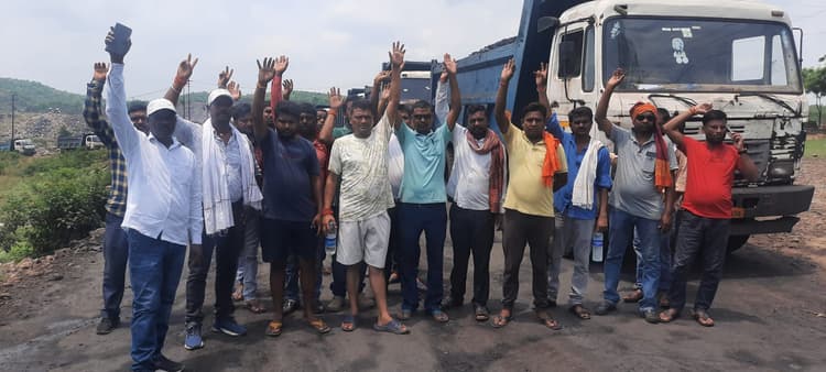 Bokaro News : विस्थापित ट्रक मालिकों ने फिर रोकी कोल ट्रांसपोर्टिंग
