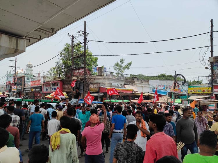 Patna News : नये ट्रैफिक नियम के विरोध में ऑटो चालकों ने किया प्रदर्शन