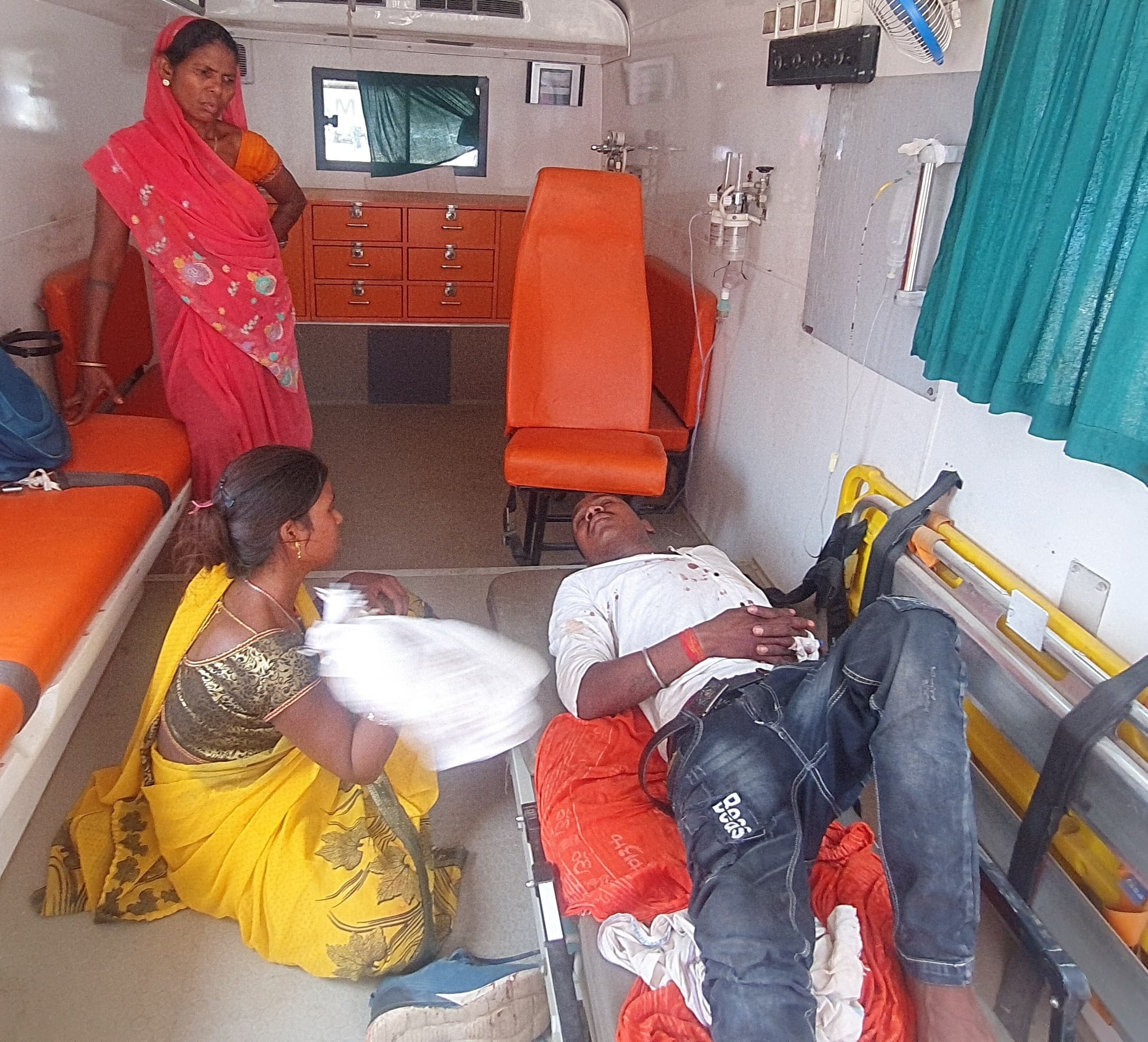 ढाब गांव के समीप अनियंत्रित पिकअप की टक्कर से बाइक सवार युवक घायल