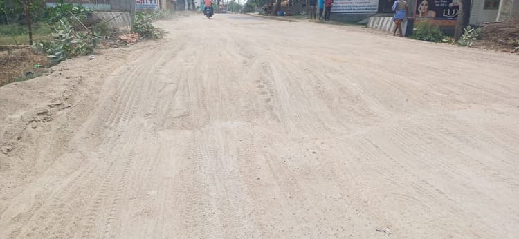 गुरारू-गयाजी मार्ग पर बिखरे बालू से दुर्घटना की आशंका