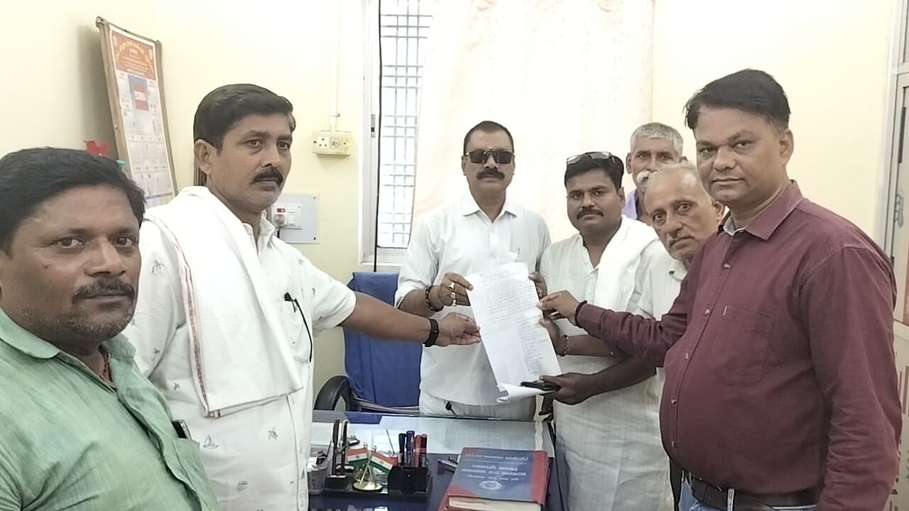 जनप्रतिनिधि व समाजसेवियों ने स्टेशन प्रबंधक को सौंपा ज्ञापन