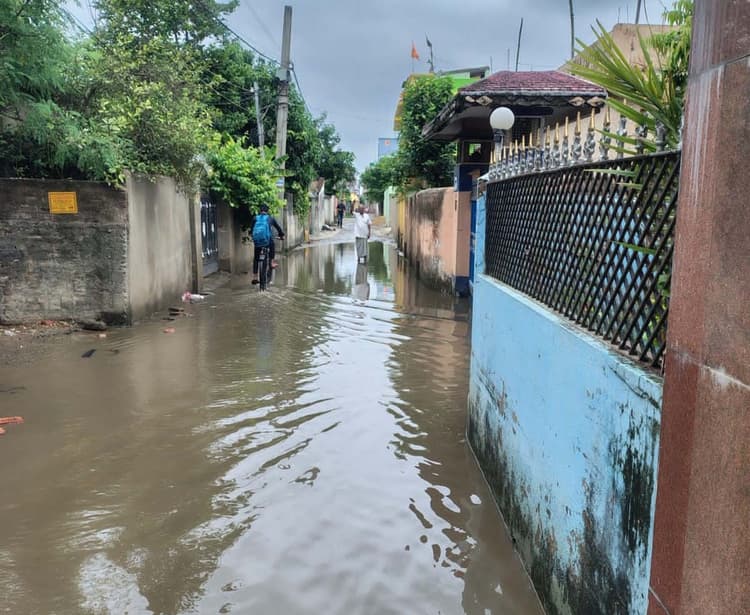 रोड पर घुटने भर पानी से पैदल चलना हुआ मुश्किल