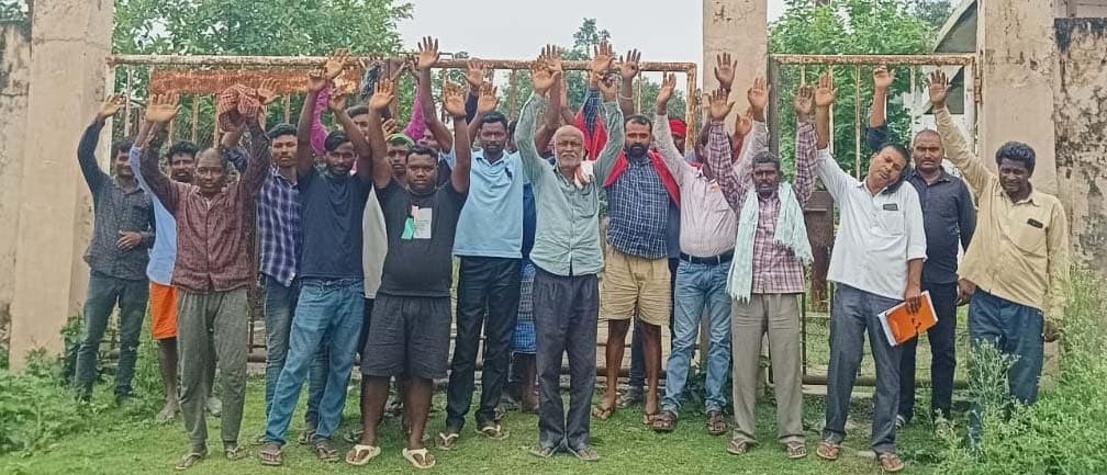 छह दिन से बिजली गुल रहने पर चम्पानगर पावर सबस्टेशन पर किया प्रदर्शन