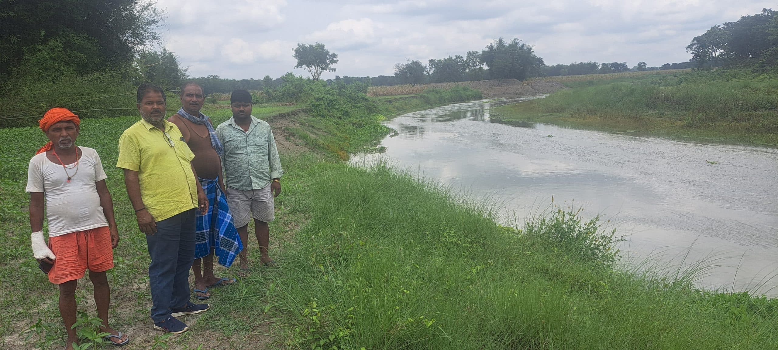 वन विभाग की लापरवाही : नदी के बीचोंबीच कर दिया गया पौधरोपण