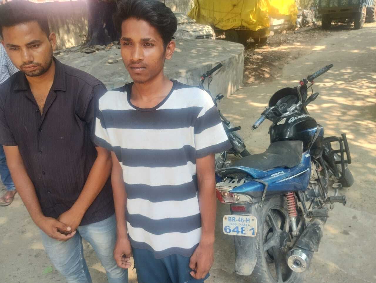 चोरी की बाइक के साथ दो गिरफ्तार