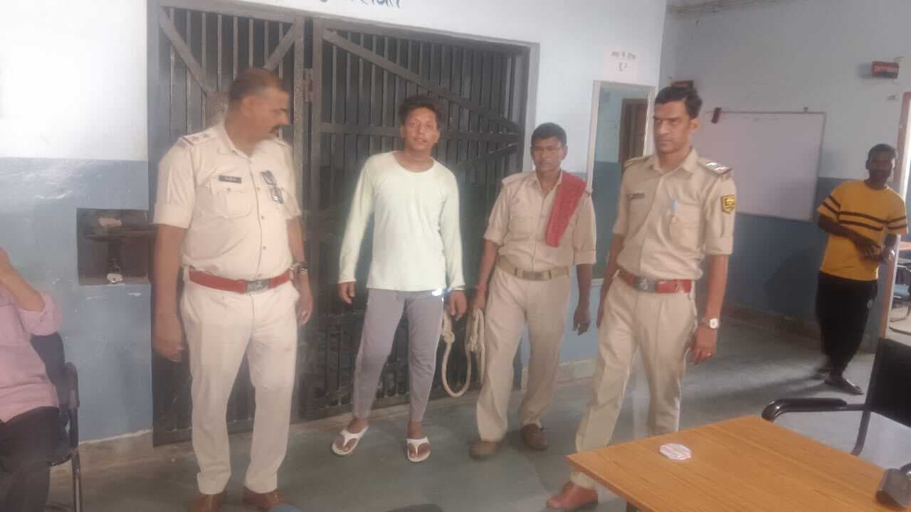 पुलिस की भनक लगते ही झाड़ी में छिपा कर रखी शराब की पेटी को किया नष्ट