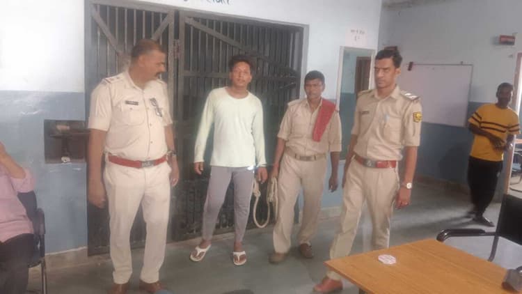 पुलिस की भनक लगते ही झाड़ी में छिपा कर रखी शराब की पेटी को किया नष्ट