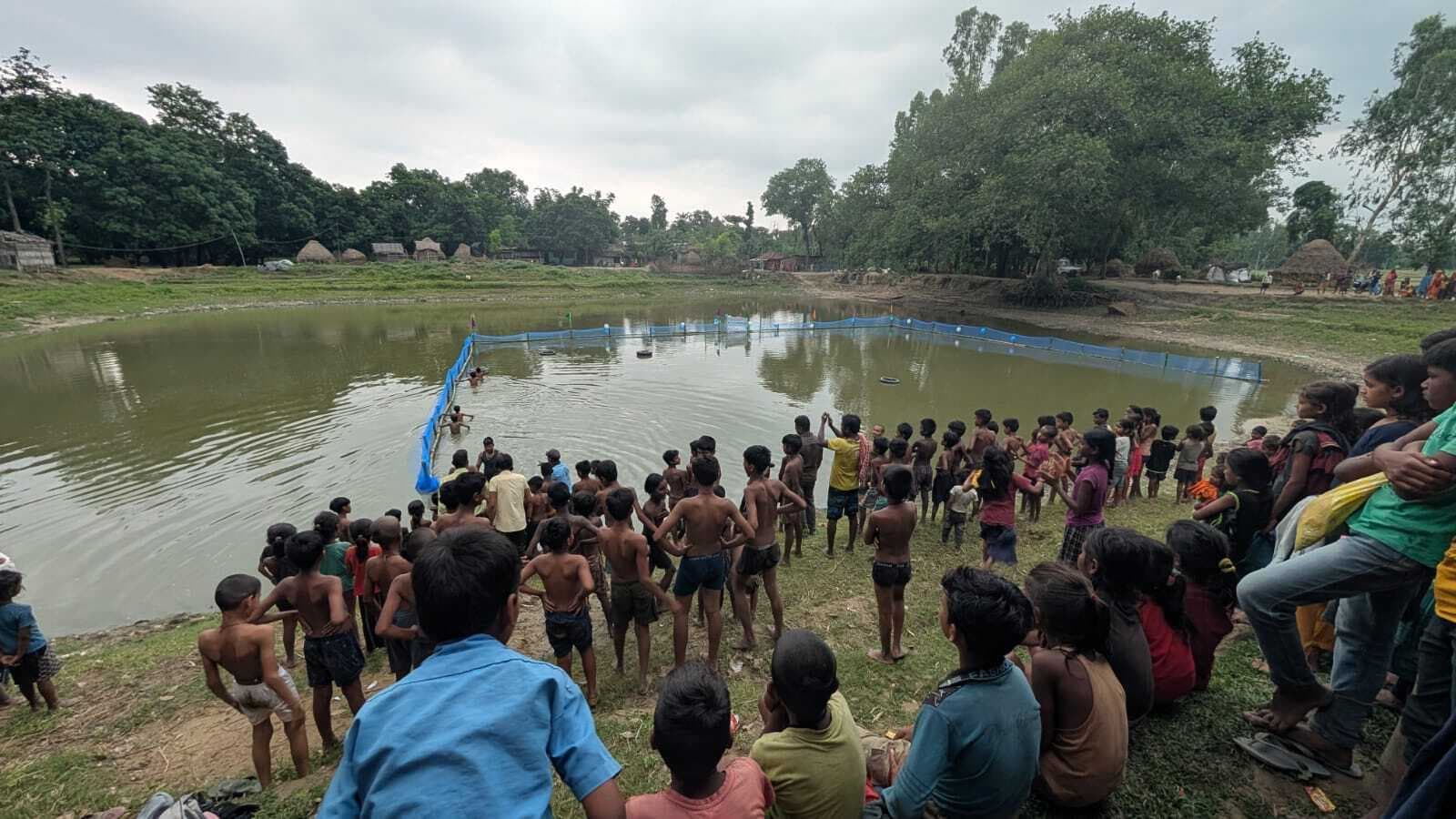 सुरक्षित तैराकी प्रशिक्षण के पहले दिन 70 बच्चों ने तैराकी में लिया भाग