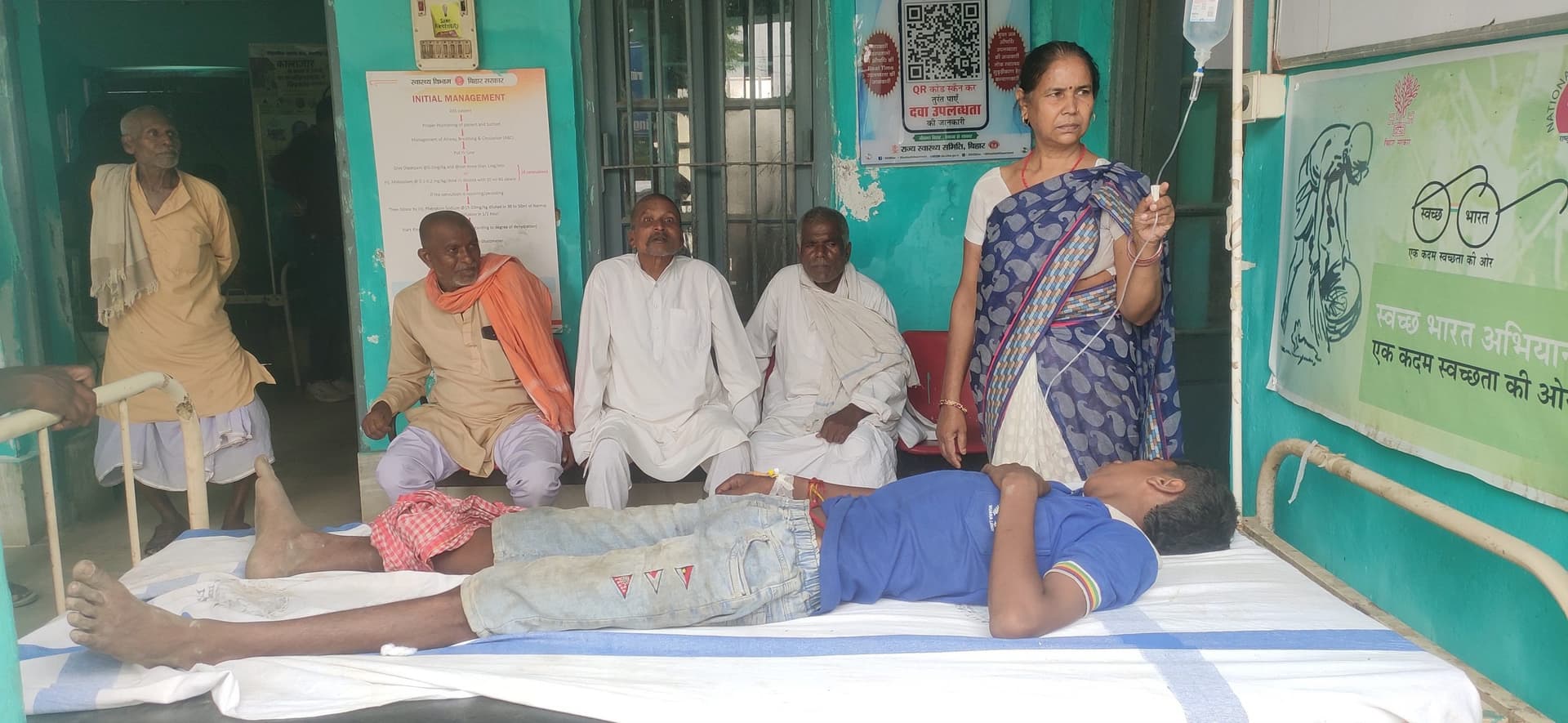 मकई खेत में दो युवक को सांप ने काटा, स्थिति गंभीर