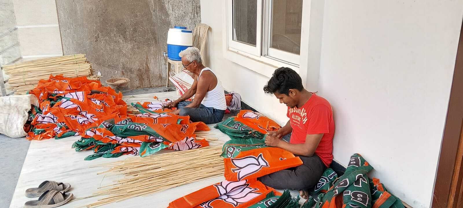 काराकाट व दिनारा में घूम रही प्रचार गाड़ी, पोस्टर-बैनर से पटे सैकड़ों गांव