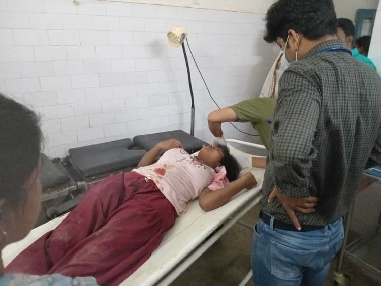 छत से गिरकर किशोरी घायल