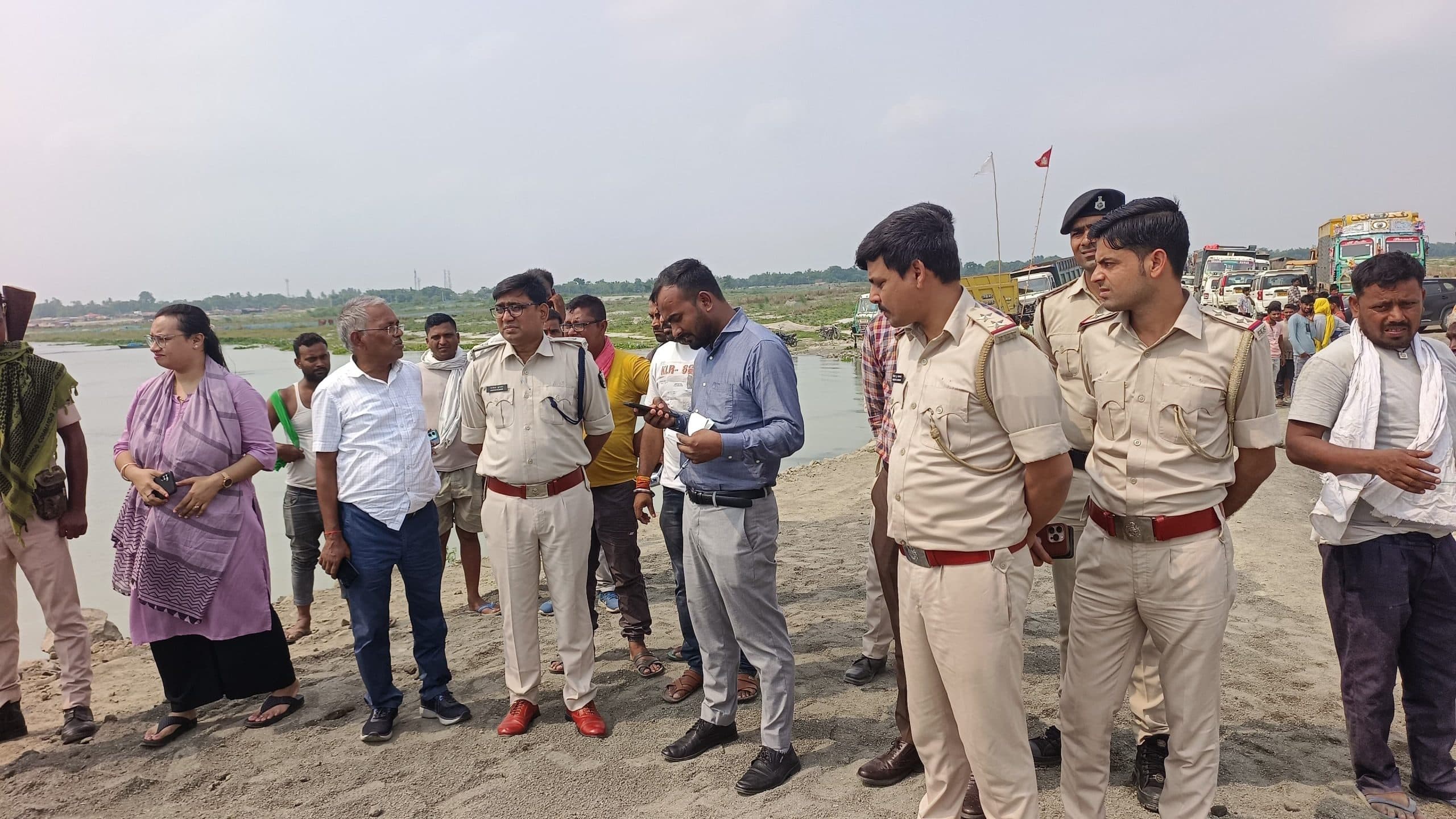 डीटीओ व खनन पदाधिकारी ने गंगा घाट पर जहाज व गिट्टी पत्थर लदे ट्रकों का किया जांच