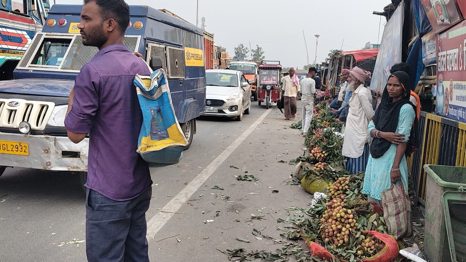 एनएच 31 व सर्विस रोड गेड़ाबाड़ी में फैले अतिक्रमण की वजह से जाम से त्राहिमाम