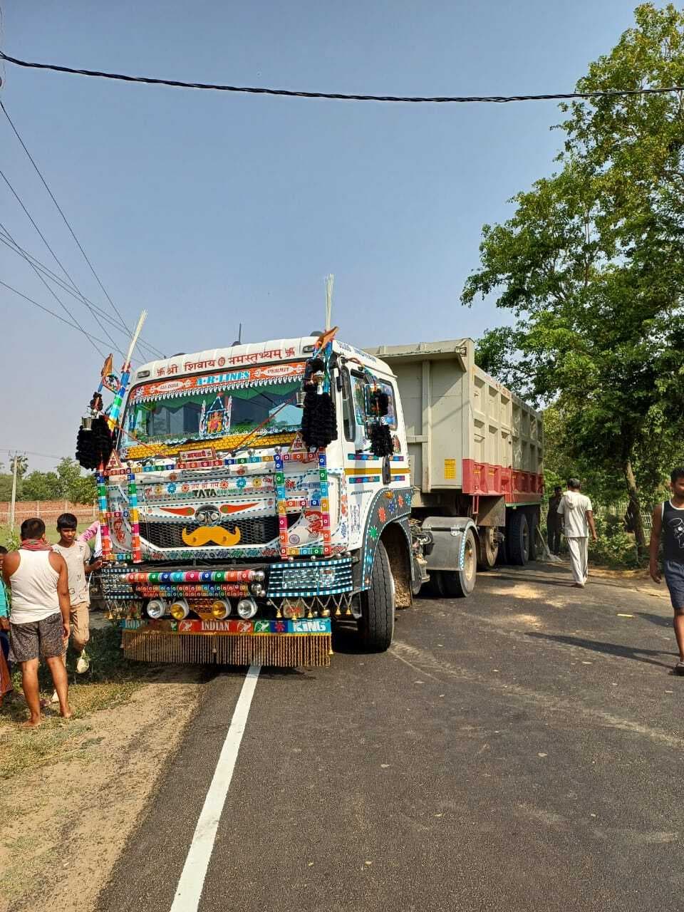 दुल्हिनबाजार. बालू लदे हाइवा ने बुजुर्ग को रौंदा, सड़क जाम