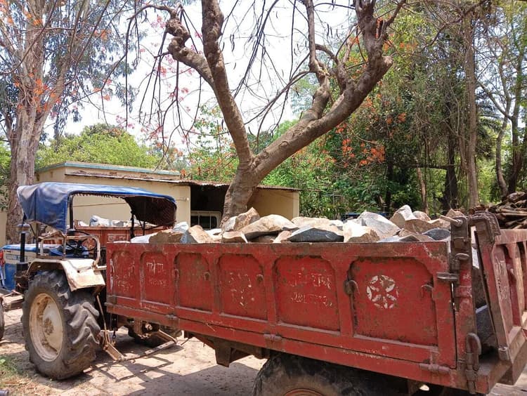 एसटीएफ ने अवैध पत्थर लदे एक ट्रैक्टर को किया जब्त, दो कारोबारी गिरफ्तार