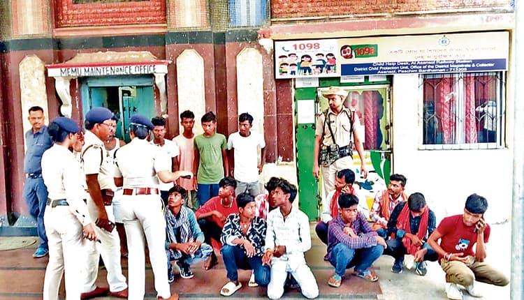 हिरासत में लिये गये कुल 24 लोग, जिनमें पांच नाबालिग और 11 हो सकते हैं एजेंट