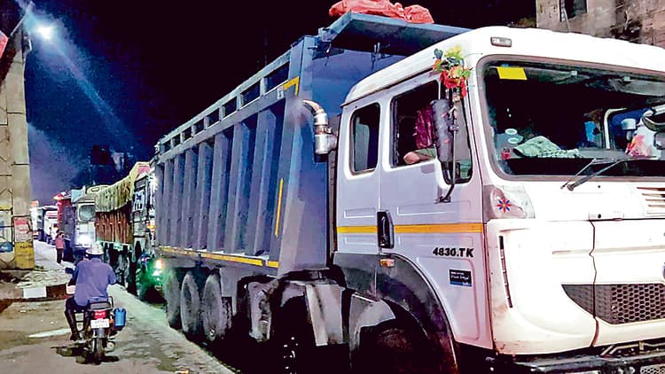 रानीगंज में ट्रैफिक जाम, ऊपर से गाड़ी चेकिंग का झंझट