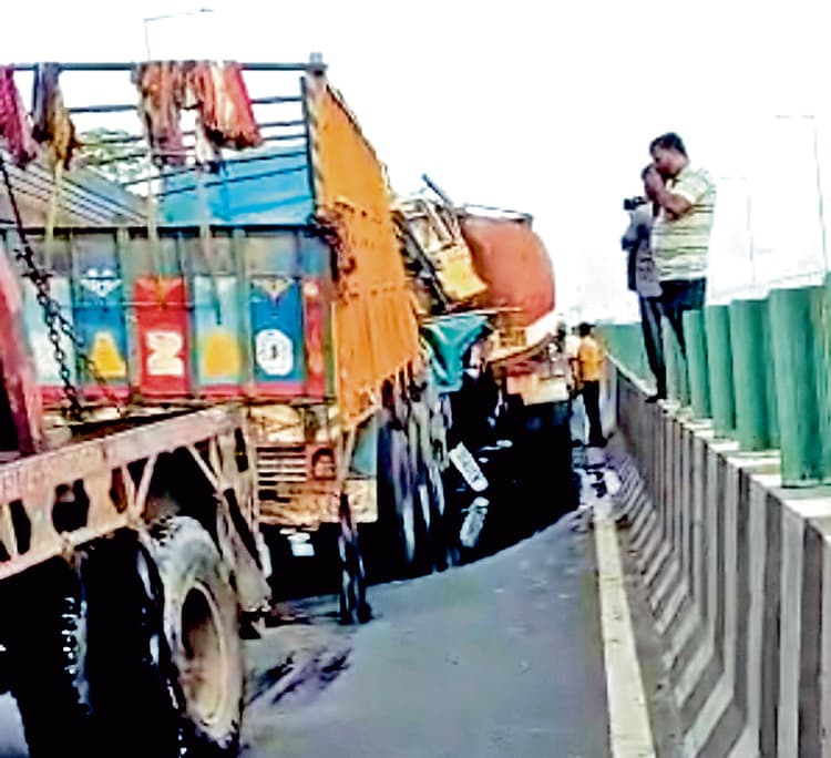 बुदबुद में तेल टैंकर को पीछे से ट्रक ने ठोका, चालक और खलासी की मौत