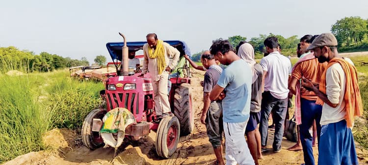 अवैध बालू लदे चार ट्रैक्टर पकड़े, फिर पुलिस को सौंपा