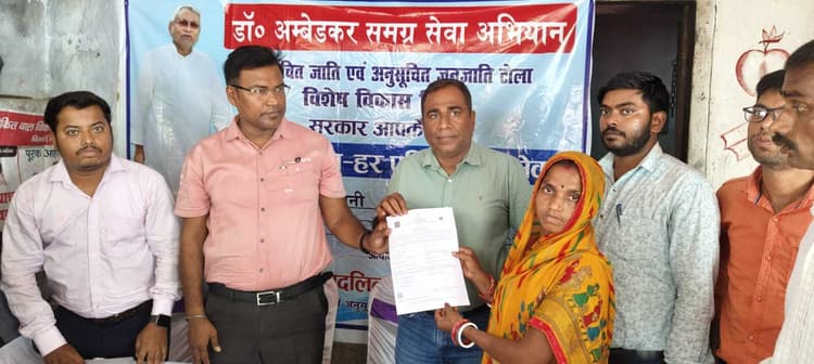 Madhubani News : डॉ. आंबेडकर समग्र सेवा अभियान के तहत विभिन्न योजनाओं की दी जानकारी