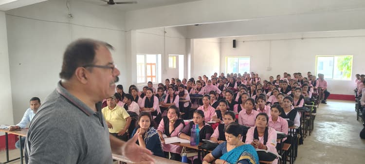 Giridih News :लघु शोध के लिए शीर्षक चयन जरूरी